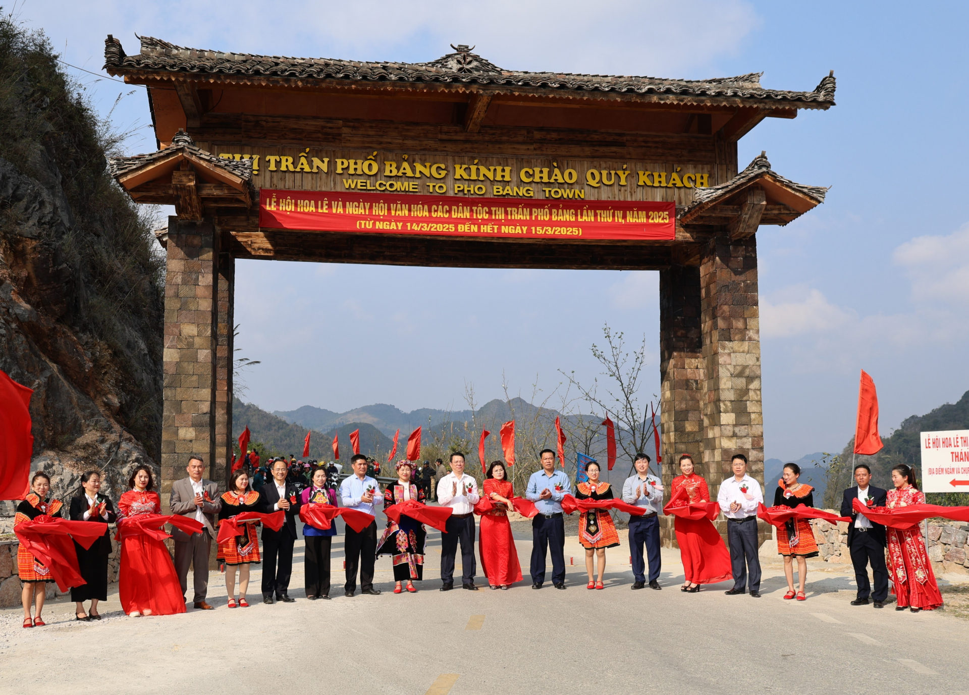 Các đại biểu cắt băng khánh thành cổng chào thị trấn Phó Bảng.