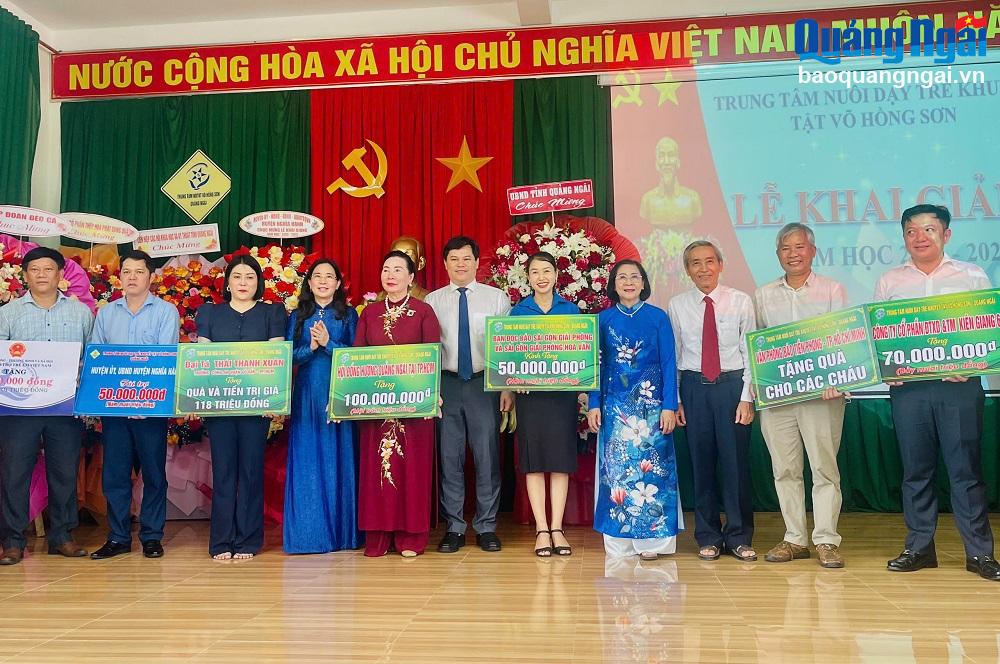 Los patrocinadores presentaron placas simbólicas de apoyo al Centro Vo Hong Son para Niños con Discapacidades en la ceremonia de apertura.     