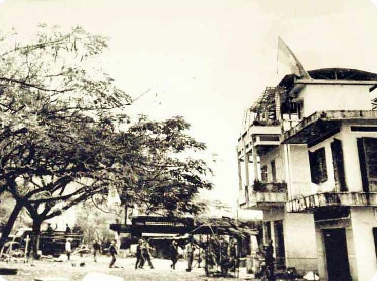 The flag of the National Liberation Front of South Vietnam flies in Phuoc Long on January 6, 1975. Photo: qdnd.vn