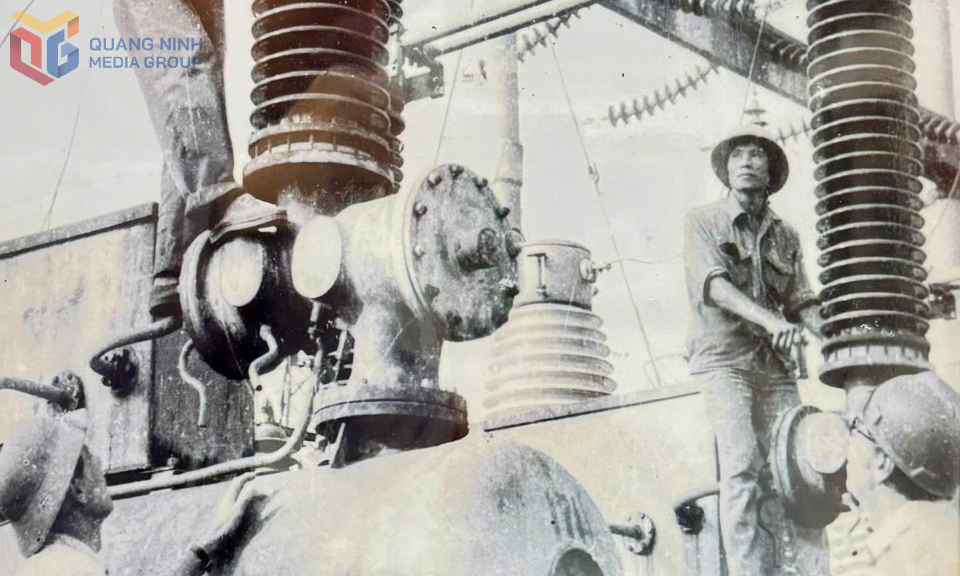 Arbeiter und Ingenieure installieren 1963 Geräte im Kraftwerk Uong Bi.