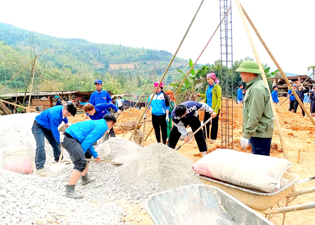 Les forces aident les habitants de la commune de Nam Ban (Meo Vac) à démolir leurs maisons temporaires et délabrées.