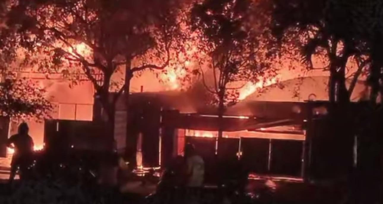 Großes Feuer, wütendes Feuer neben Tankstelle in Hanoi um Mitternacht