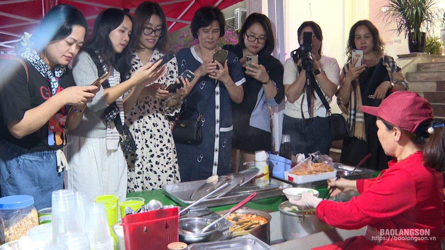 Tourists visit and take pictures of coong phu and bong dam processing on Le Loi Street, Vinh Trai Ward, Lang Son City - Photo: LA MAI