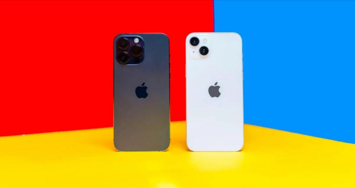 আইফোন ১৫ প্লাস এবং আইফোন ১৫ প্রো ম্যাক্স উভয় ফোনেই বড় ৬.৭-ইঞ্চি স্ক্রিন রয়েছে।