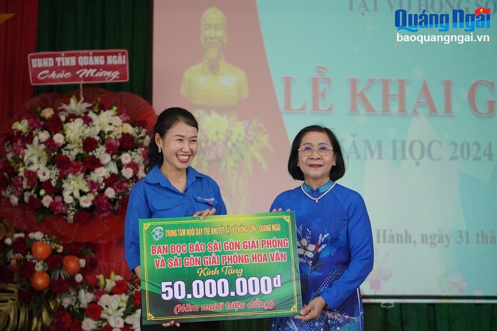 Representantes de los lectores del periódico Saigon Giai Phong y del periódico Saigon Giai Phong Hoa Van presentaron 50 millones de VND.