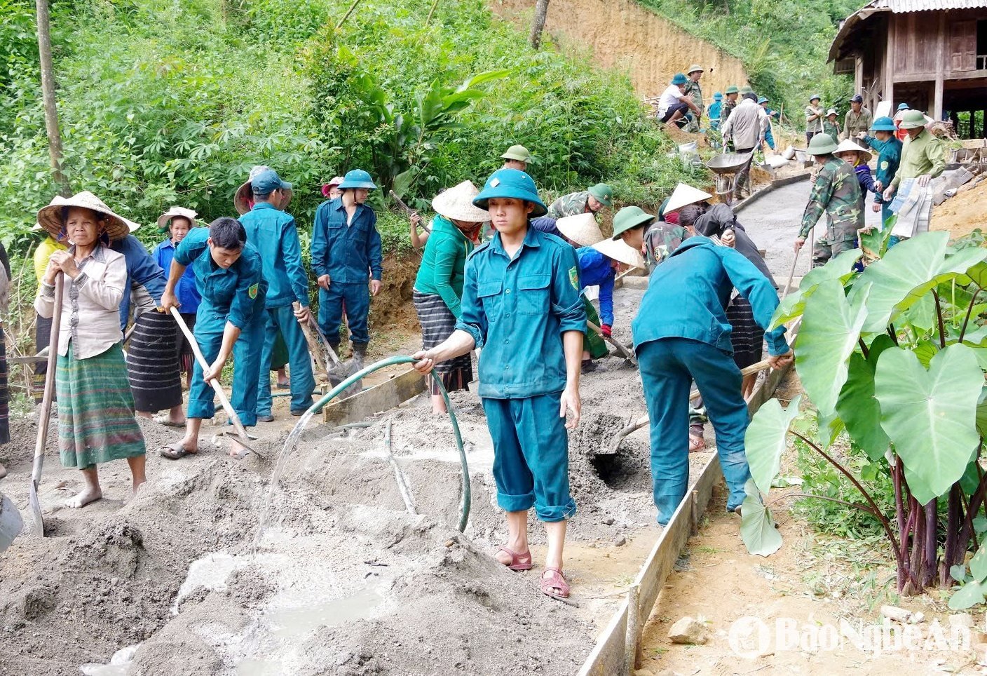 The militia force of Nam Giai commune helps people build rural roads. Photo: Trong Kie