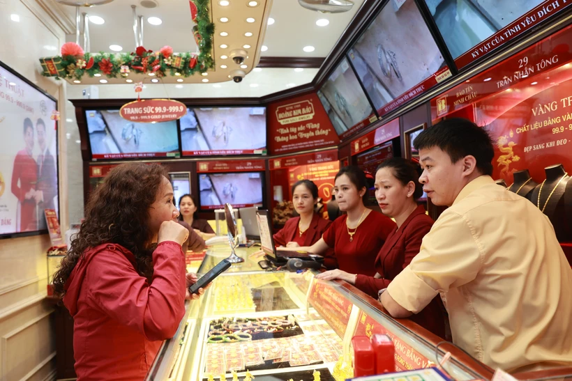 Domestic gold prices fell by another 200,000 VND following the world trend. (Photo: Vietnam+)