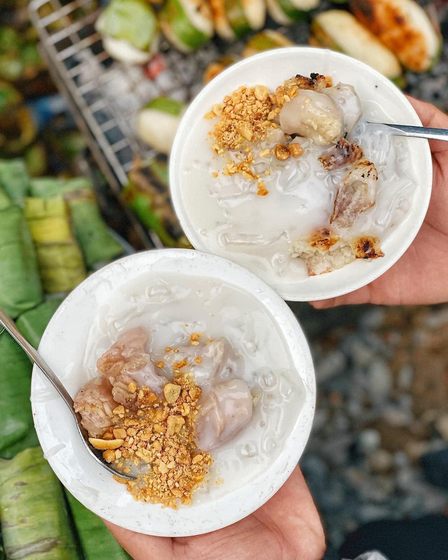A bowl of grilled banana sweet soup at the sweet soup stall in front of house number 392 Hoang Dieu (Da Nang). Photo: H.L