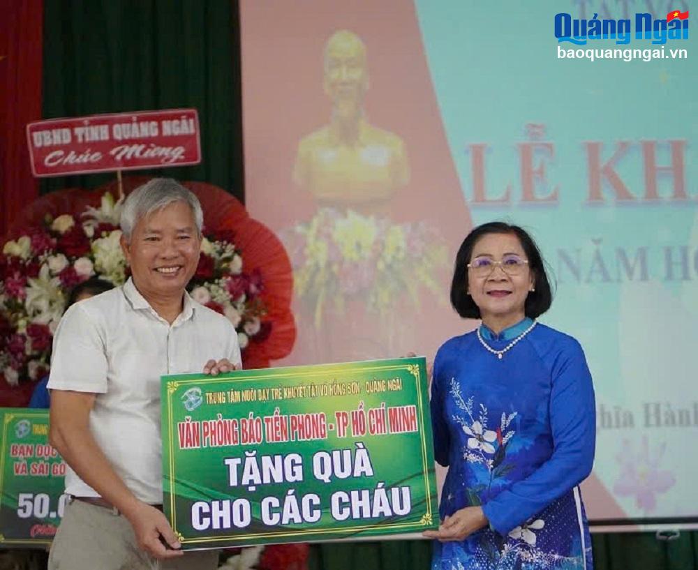 Representantes del periódico Tien Phong (Ciudad Ho Chi Minh) entregaron regalos a los niños del Centro.