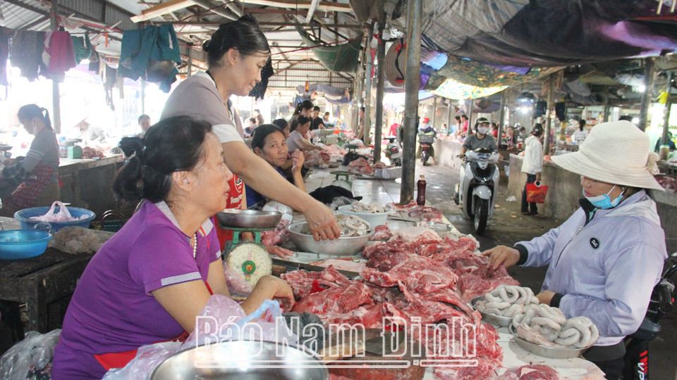 Quầy bán thịt lợn tại chợ Liễu Đề huyện Nghĩa Hưng.