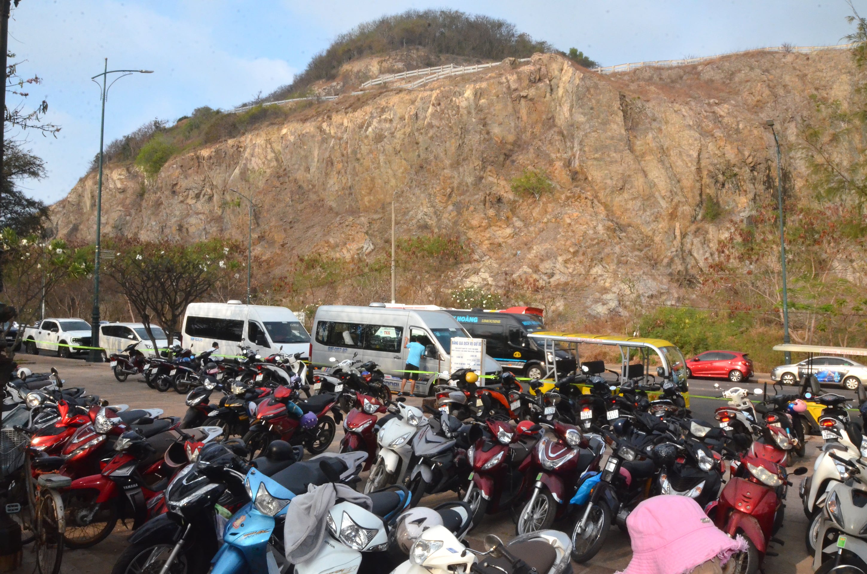 Bãi giữ xe ở dốc Mũi Nghinh Phong kín chỗ xe của người dân, du khách đến viếng miếu Hòn Bà.