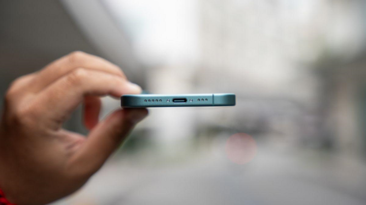 พอร์ตชาร์จของ iPhone 16 Pro Max: มาตรฐาน USB-C, รองรับการชาร์จไร้สายสูงสุด 25W - 1