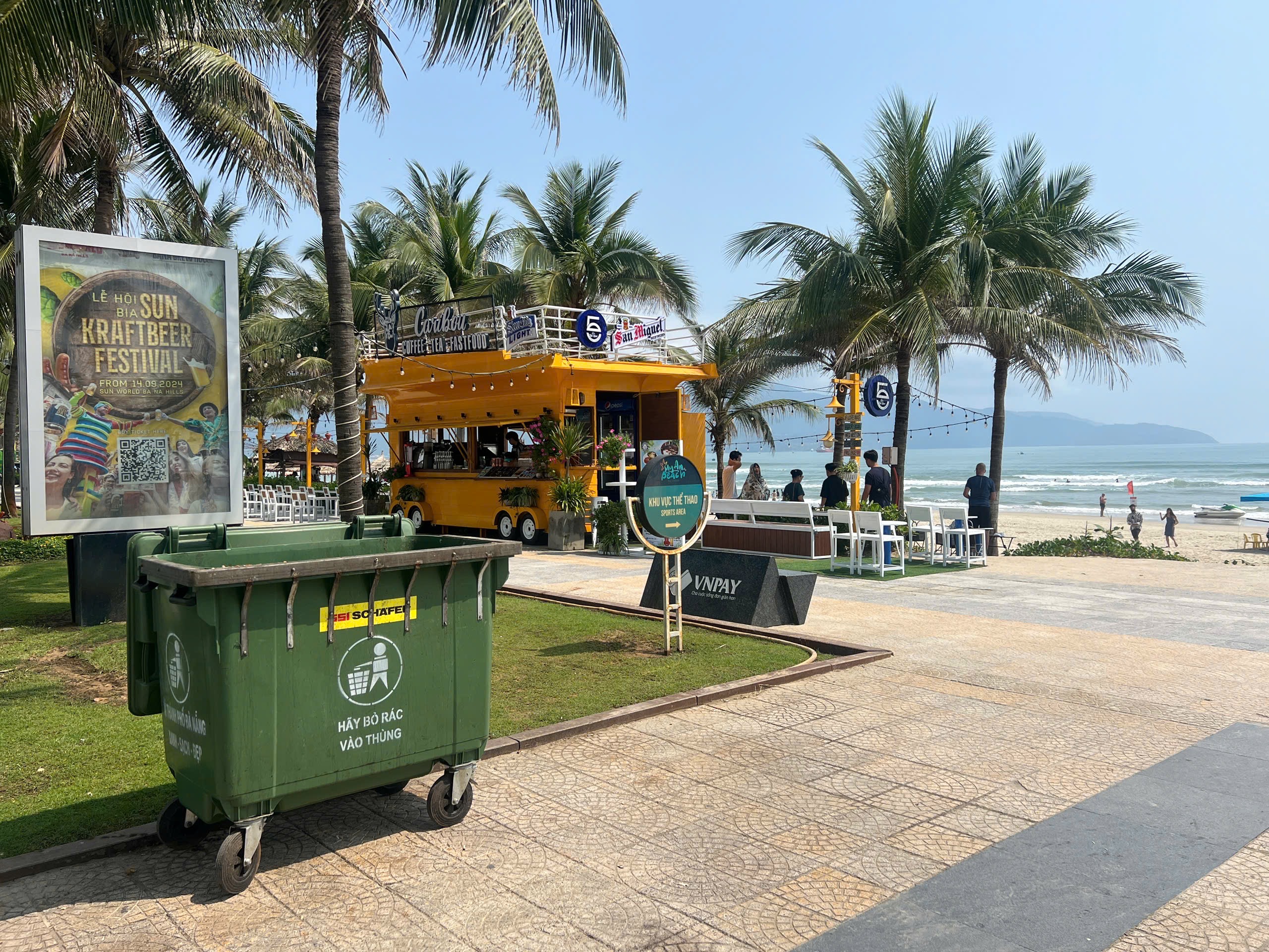 Công ty Môi trường đô thị Đà Nẵng đẩy mạnh thu gom rác tại khu vực ven biển quận Ngũ Hành Sơn. Ảnh: DIỆP NHƯ