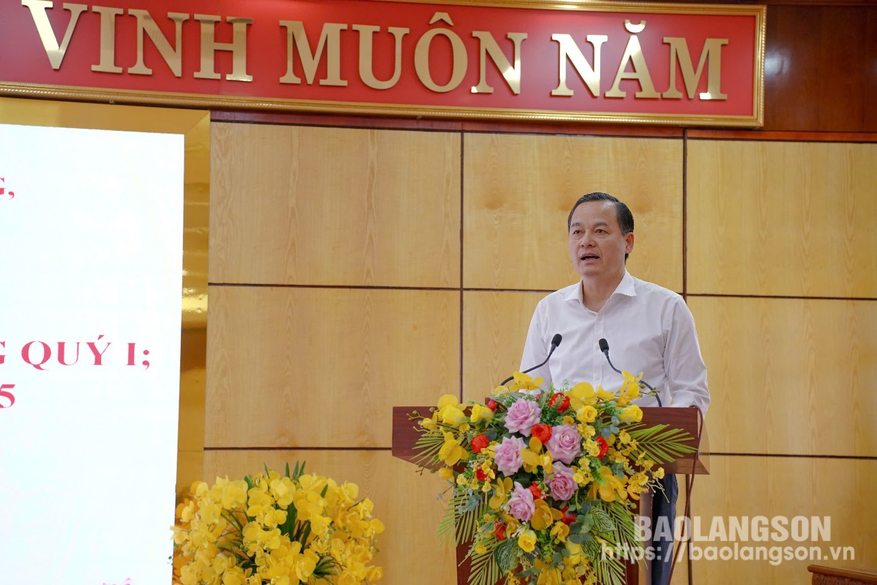 Đồng chí Phùng Quang Hội, Uỷ viên Ban Thường vụ Tỉnh uỷ, Bí thư Thành uỷ phát biểu tại hội nghị