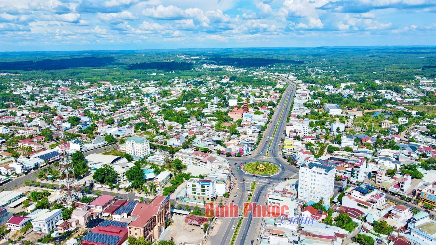 Binh Phuoc has risen with a continuous growth rate leading the Southeast region, becoming an attractive destination for domestic and foreign investors. In the photo: The central intersection of Dong Xoai City, Binh Phuoc Province seen from above. Photo: Phu Quy