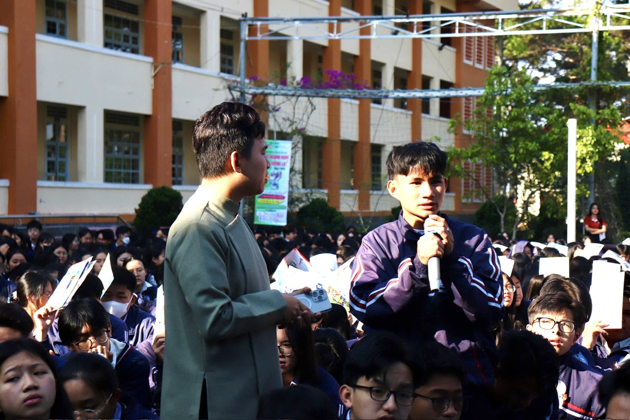 Los estudiantes hacen preguntas sobre carreras y métodos de admisión.