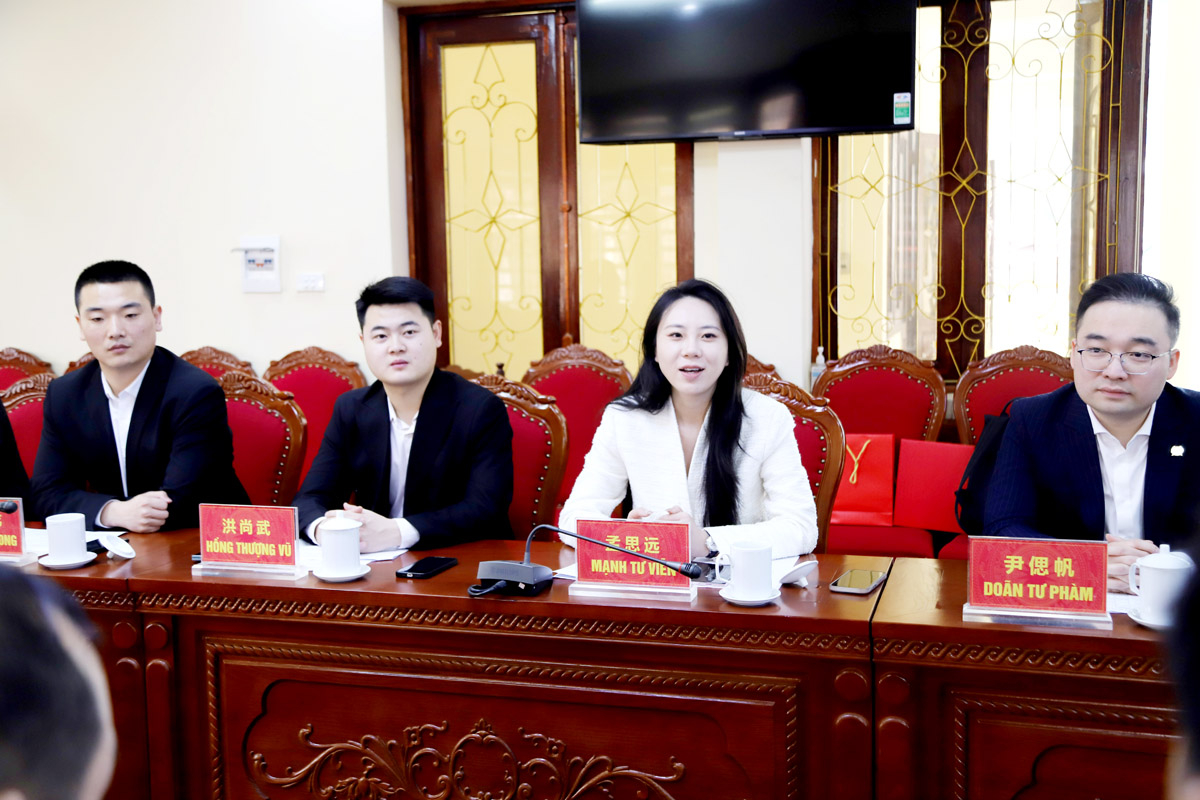 Các thành viên đoàn công tác Tập đoàn Xây dựng Thái Bình Dương trao đổi tại buổi làm việc.