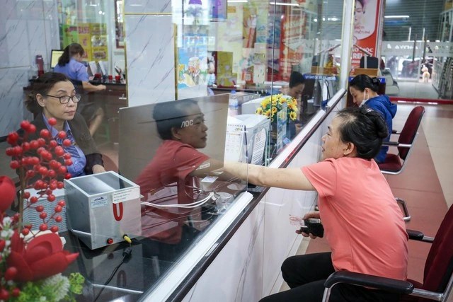 Người có công với cách mạng đi tàu dịp 30/4 được giảm giá vé đến 40%- Ảnh 1.
