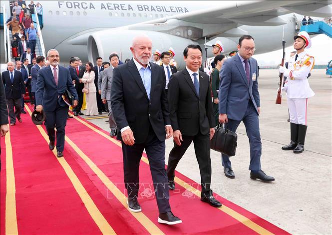 Der brasilianische Präsident Luiz Inácio Lula da Silva trifft in Hanoi ein und beginnt damit seinen Staatsbesuch in Vietnam. Foto: Pham Kien/VNA