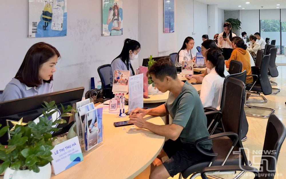 Die Mitarbeiter der MBbank Thai Nguyen-Filiale leiten Kunden bei der Nutzung von Finanzdienstleistungen auf digitalen Plattformen an.