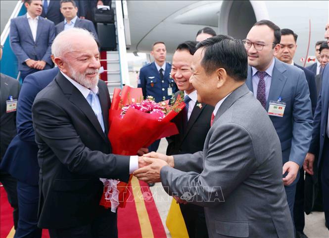Der brasilianische Präsident Luiz Inácio Lula da Silva trifft in Hanoi ein und beginnt damit seinen Staatsbesuch in Vietnam. Foto: Pham Kien/VNA