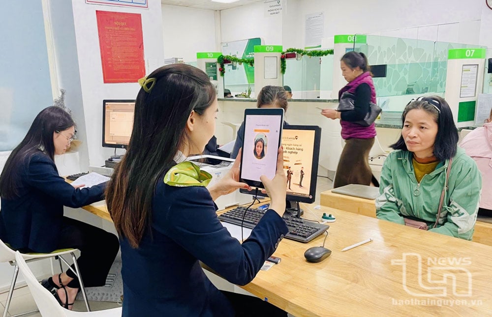 Die Mitarbeiter der Vietcombank Thai Nguyen Branch aktualisieren die biometrischen Informationen der Kunden, um die Sicherheit während der digitalen Transformation zu erhöhen.