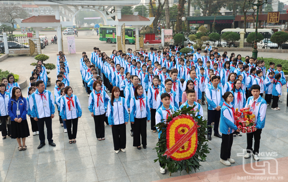 Ofrenda de incienso en el Monumento a los Héroes y Mártires de la provincia de Thai Nguyen.