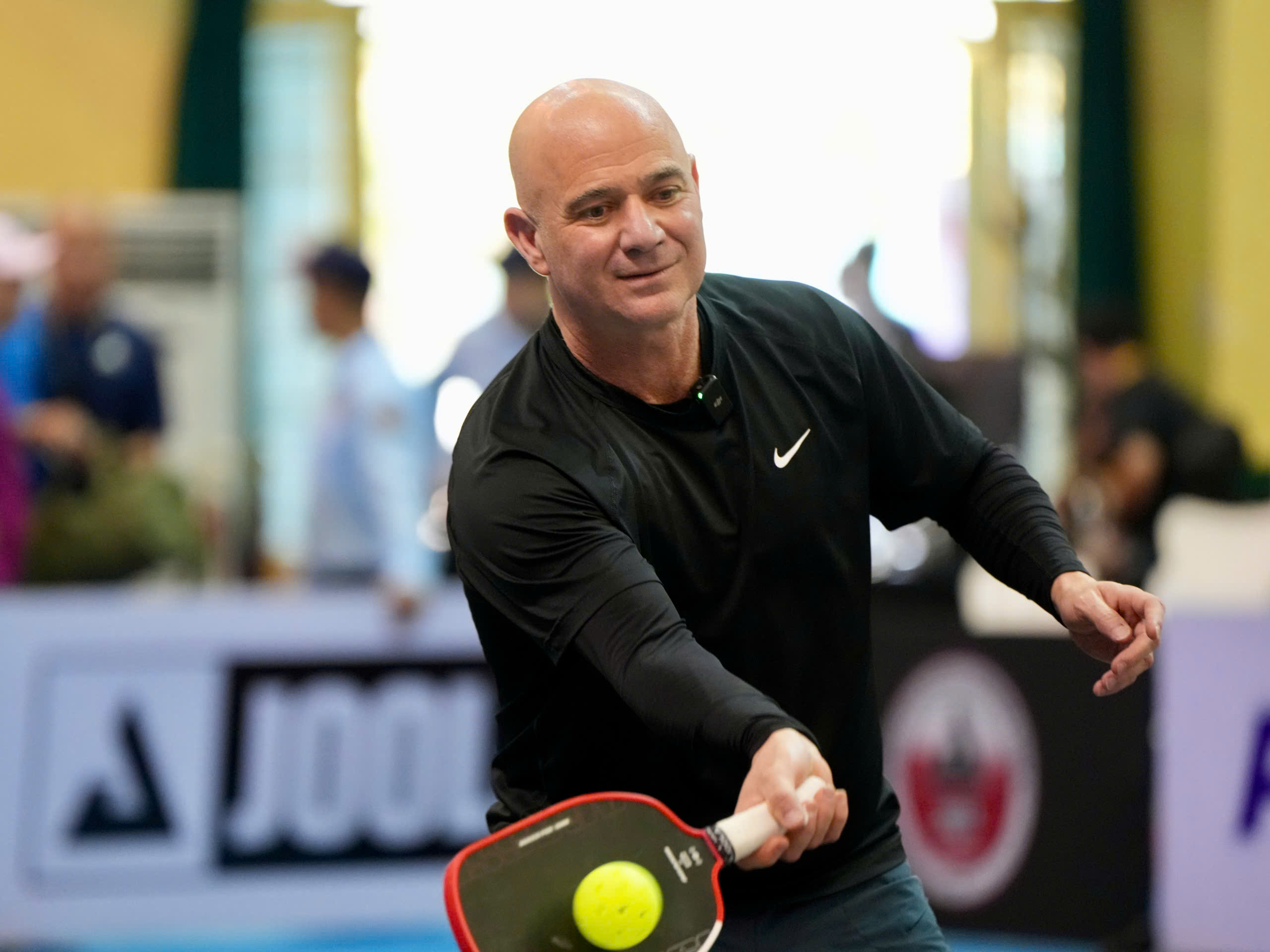 Thú vị tay vợt số 1 Ben Johns… làm thầy huyền thoại Andre Agassi chơi pickleball - Ảnh 2.