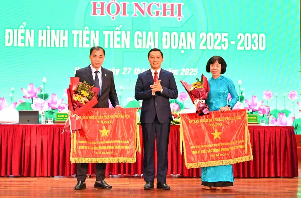 Phó Bí thư Đảng bộ UBND TP Hà Nội Doãn Trung Tuấn trao Cờ cho các đơn vị xuất sắc. Ảnh: Hoàng Hiệp