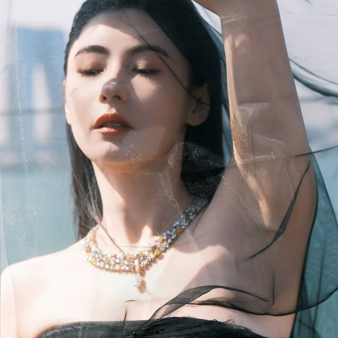 Tượng đài nhan sắc Trương Bá Chi mặc váy dát vàng của nhà thiết kế Việt - 5