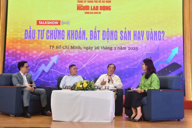 Các chuyên gia phát biểu tại talkshow “Đầu tư chứng khoán, bất động sản hay vàng?”. Ảnh: TẤN THẠNH