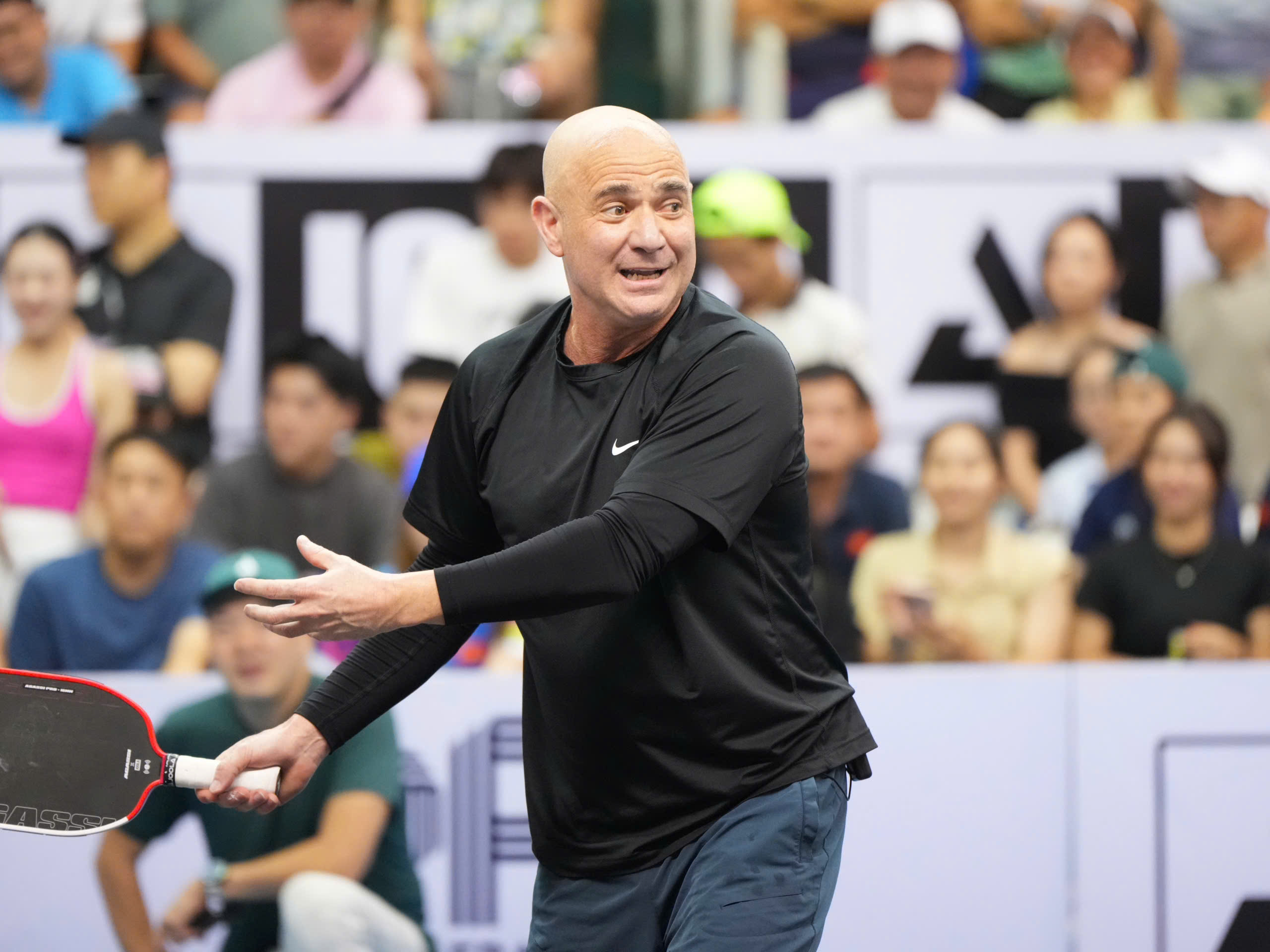 Thú vị tay vợt số 1 Ben Johns… làm thầy huyền thoại Andre Agassi chơi pickleball - Ảnh 1.