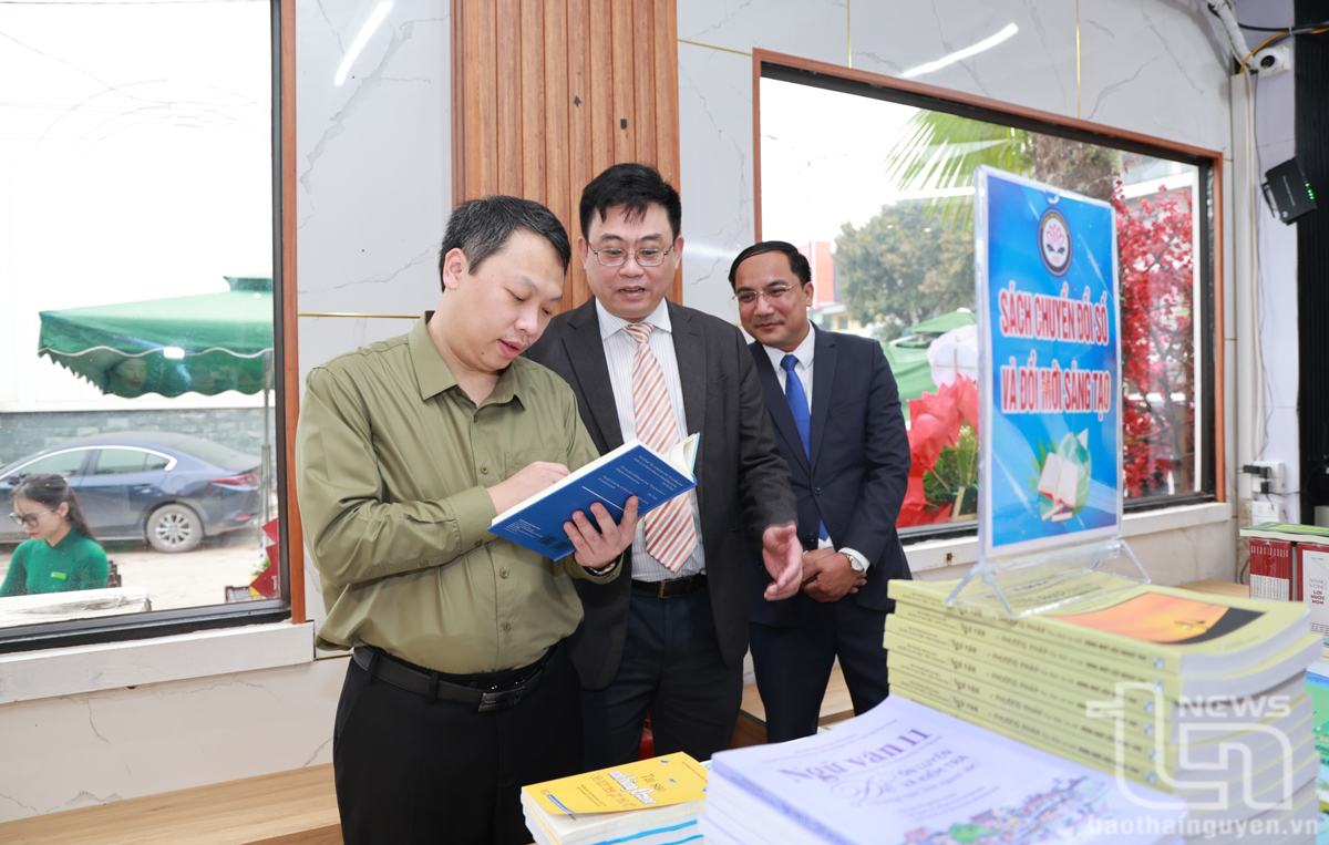 Đồng chí Chủ tịch UBND tỉnh Nguyễn Huy Dũng đánh giá cao Nhà sách đã tập hợp khá phong phú các loại sách.