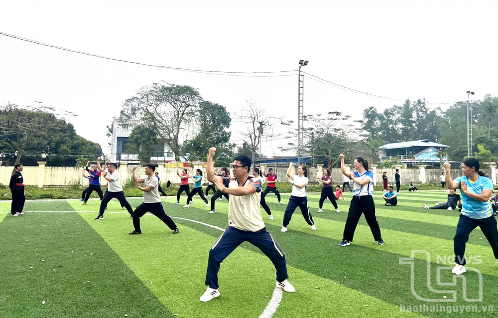 Los estudiantes practican movimientos de artes marciales tradicionales durante la clase de entrenamiento.