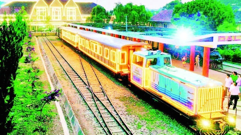 Đoàn tàu du lịch “Hành trình đêm Đà Lạt” nối ga Đà Lạt-ga Trại Mát dài 7 km, được Tổng công ty Đường sắt Việt Nam đưa vào vận hành phục vụ du lịch từ năm 2024.