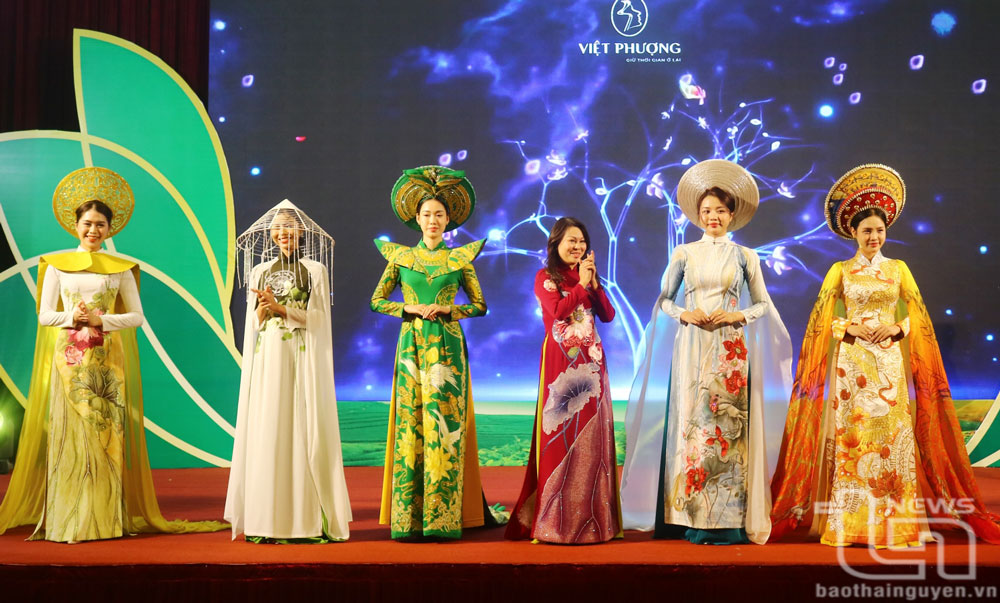 ការសម្តែងរបស់ជនជាតិវៀតណាម Ao Dai ជាមួយផ្កា Camellia ក្នុងកម្មវិធីបើករដូវកាលទេសចរណ៍ Thai Nguyen ឆ្នាំ 2025 នឹងត្រូវបានរៀបចំឡើងដោយគណៈកម្មាធិការប្រជាជនទីក្រុង Pho Yen សហការជាមួយក្លឹបបេតិកភណ្ឌ Ao Dai នៃខេត្ត Thai Nguyen។