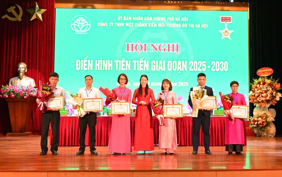 Chủ tịch Công đoàn ngành Xây dựng Hà Nội Nguyễn Thị Thanh trao khen thưởng các tập thể, cá nhân xuất sắc. Ảnh: Hoàng Hiệp