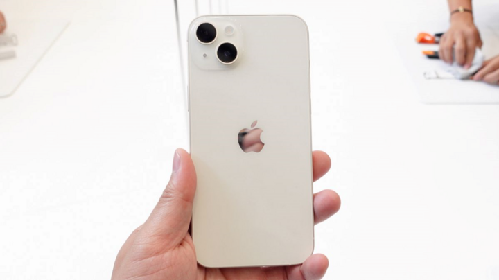 iPhone 14 Plus는 6.7인치의 대형 화면을 가지고 있습니다.