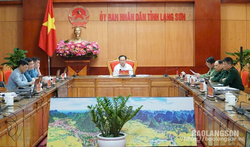 សមមិត្ត Luong Trong Quynh អនុប្រធានគណៈកម្មាធិការប្រជាជនខេត្តបានចូលរួមសន្និសីទនៅចំនុចស្ពានខេត្ត។