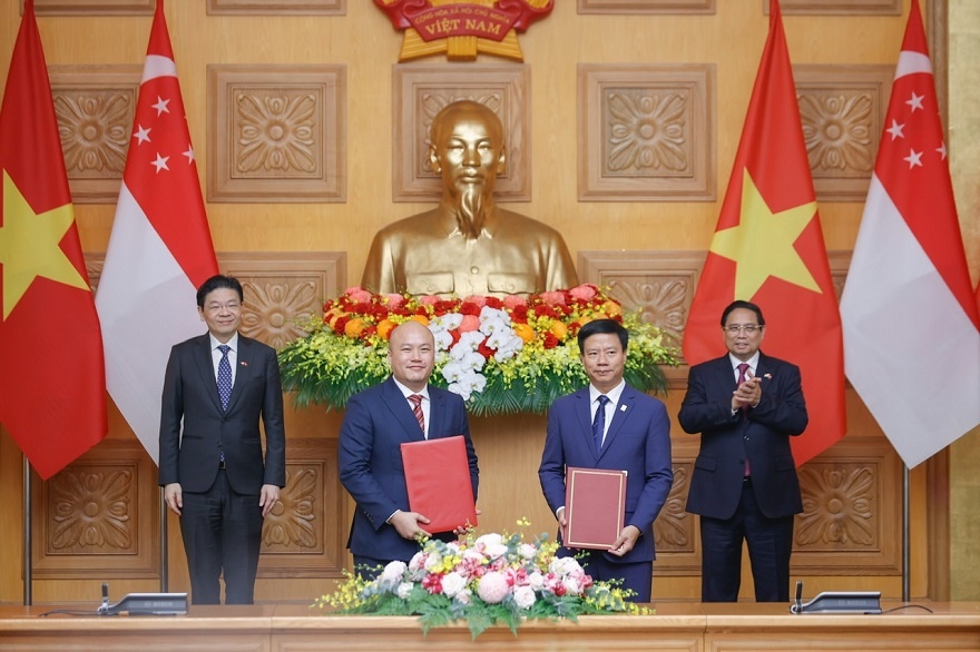 Hai Thủ tướng chứng kiến lễ trao Biên bản ghi nhớ hợp tác giữa NAPAS và NETS nhằm triển khai thanh toán bán lẻ song phương qua mã QR giữa Việt Nam và Singapore