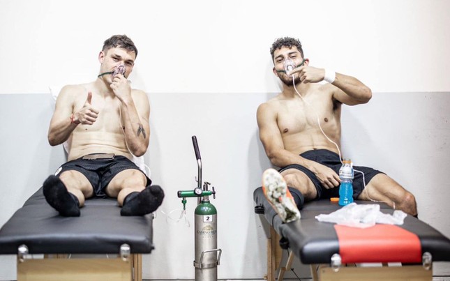 La estrella de MU respira oxígeno mientras juega en el campo de fútbol 