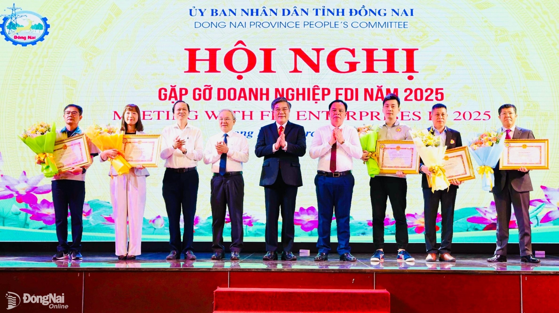 <p>Lãnh đạo tỉnh&nbsp;tặng bằng khen&nbsp;cho 5 doanh nghiệp có thành tích xuất sắc trong hoạt động sản xuất kinh doanh năm 2023-2024. Ảnh: B.Nguyên</p>