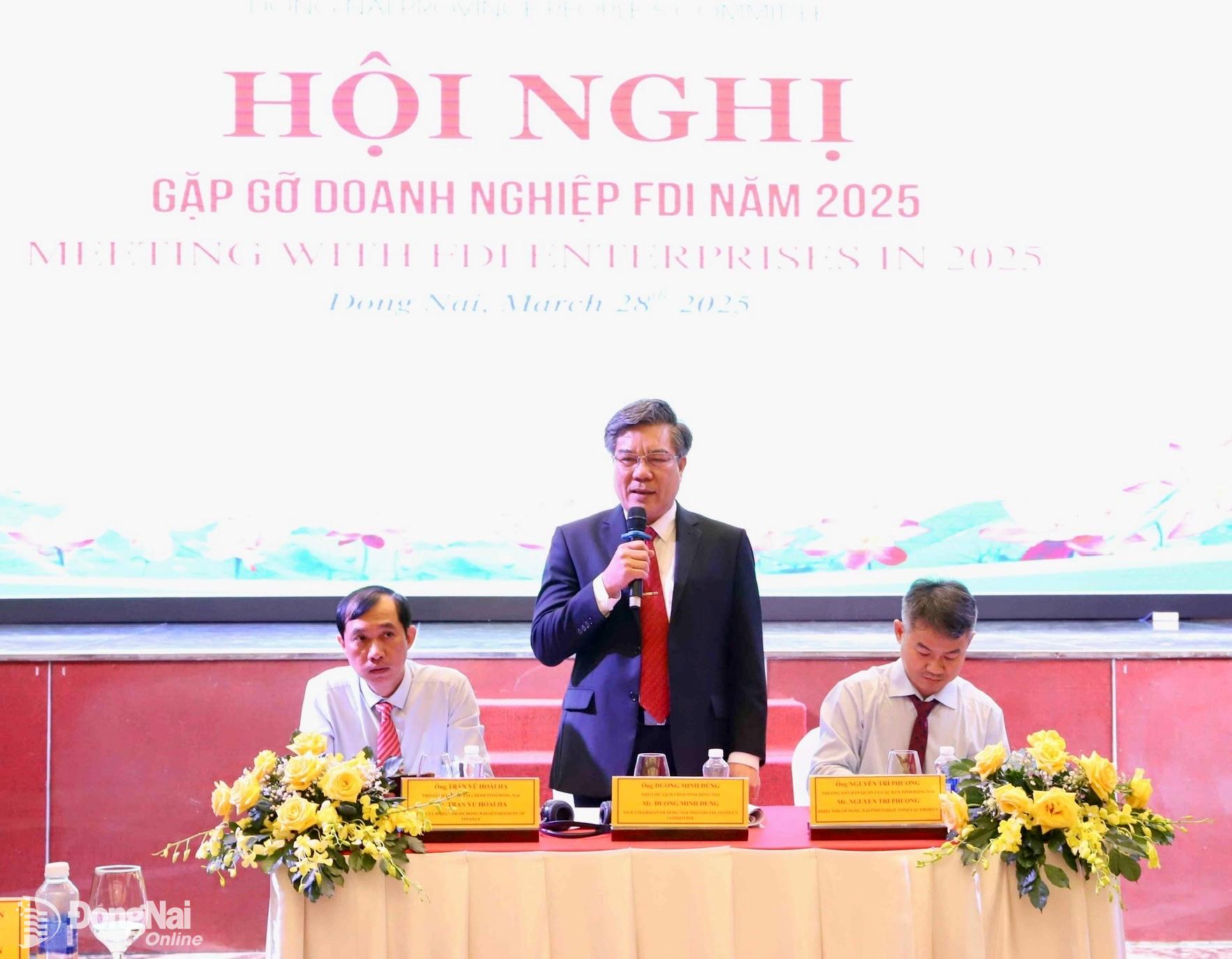 Phó chủ tịch UBND tỉnh Dương Minh Dũng trả lời ý kiến của doanh nghiệp tại hội nghị. Ảnh: B.Nguyên

