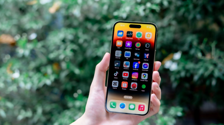 iPhone 14 Pro Max는 화면이 더 크고 배터리도 더 좋습니다.