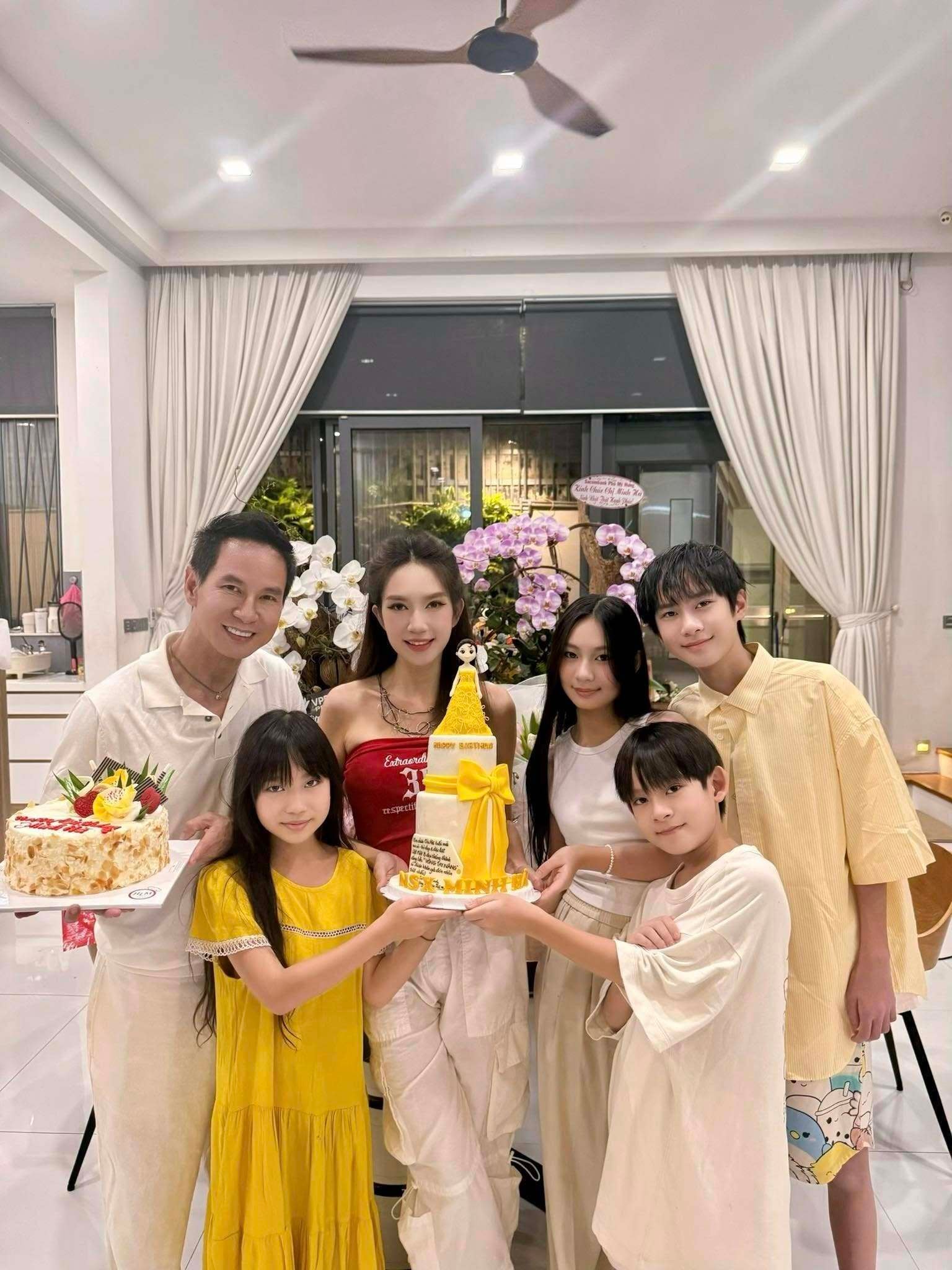តារាវៀតណាម ថ្ងៃទី 28 ខែមិនា៖ Hong Nhung មានសុទិដ្ឋិនិយមអំពីការព្យាបាលជំងឺមហារីក Phao ទៅវិស្សមកាលដើម្បីអបអរសាទរ 'ឈានដល់កំពូល' - 10