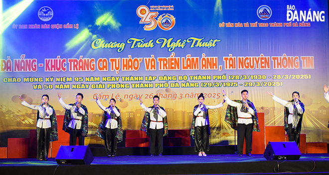 Tiết mục múa hát ngợi ca tình yêu quê hương Đà Nẵng. Ảnh: ĐOÀN HẠO LƯƠNG