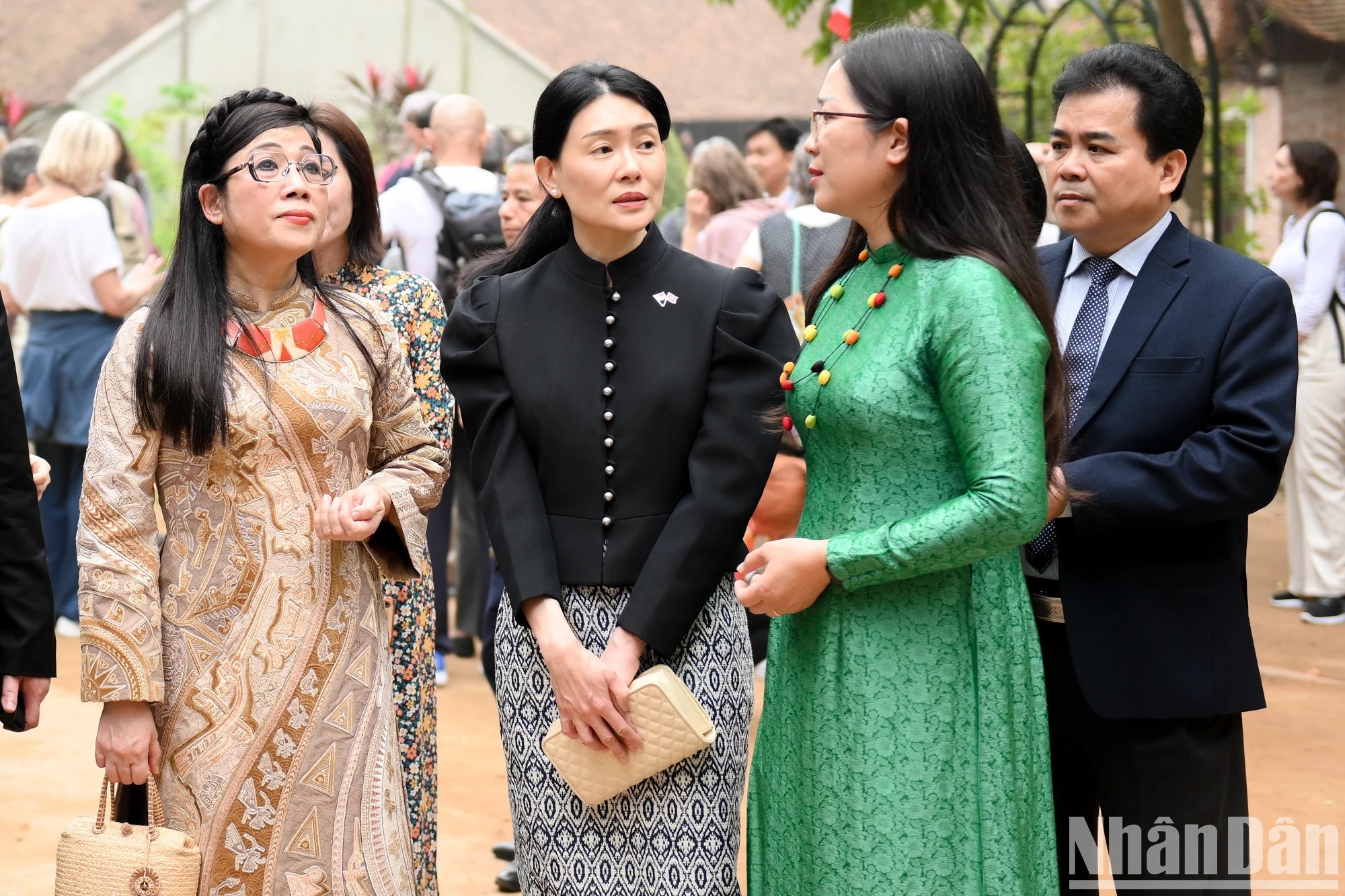 Hai Phu nhân Thủ tướng Việt Nam và Singapore đội nón lá, xem tranh Đông Hồ, nghe quan họ