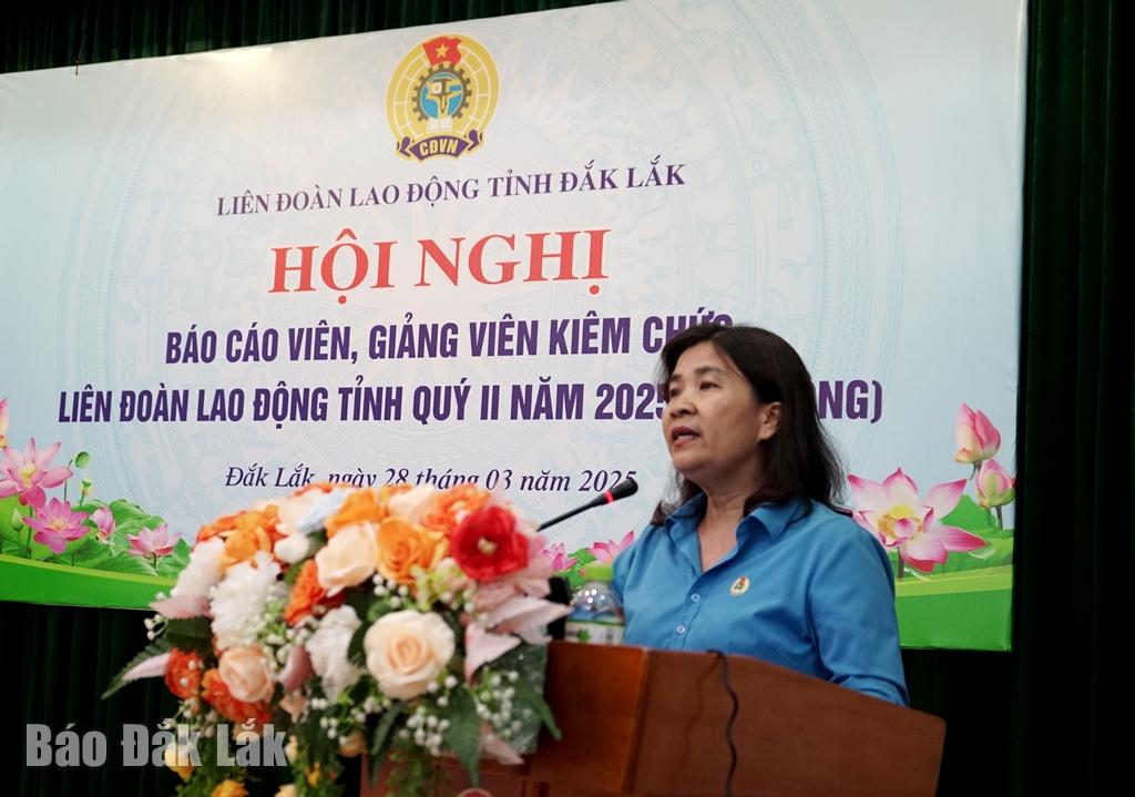 Báo cáo viên Tỉnh ủy, Phó CHủ tịch Thường trực Liên đoàn Lao động tỉnh Nguyễn Thị Lý triển khai các nội dung 