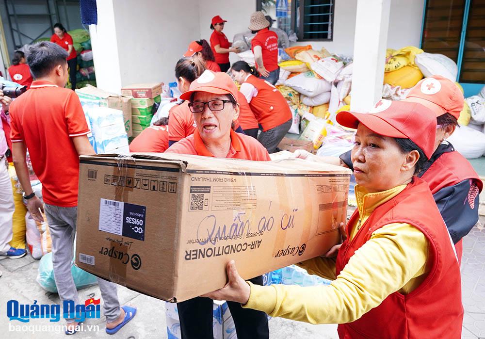 Các tình nguyện viên chữ thập đỏ của tỉnh tham gia vận chuyển hàng hóa gửi đến đồng bào miền Bắc bị ảnh hưởng bởi bão số 3 năm 2024.	