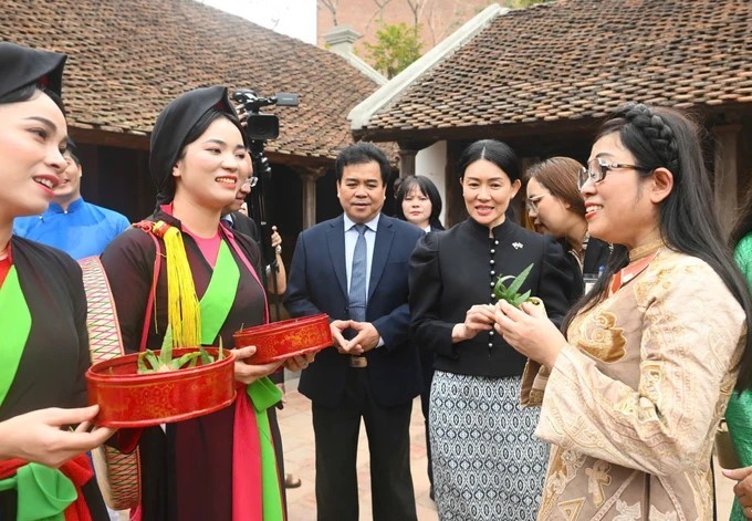 Hai Phu nhân Thủ tướng Việt Nam và Singapore đội nón lá, xem tranh Đông Hồ, nghe quan họ